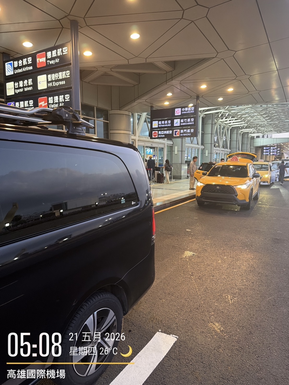 LUMI DRIVE 高雄小港機場清晨接送實拍，黑色商務車停靠高雄國際機場航廈